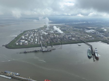 Dow Chemical Terneuzen is a very large complex of chemical factories located west of Terneuzen in the Nieuw-Neuzenpolder. Production of mainly plastics.