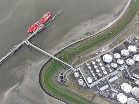 Vue aérienne du haut vers le bas sur un navire amarré sur un terminal de stockage de produits pétroliers jetée. Terneuzen, Pays-Bas.