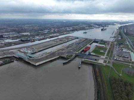 Die Nordseeschleusen Terneuzen Schleusenkomplex oder Seeschleusen in der holländischen Stadt Terneuzen ermöglicht den Zugang vom Schifffahrtskanal der westlichen Schelde zum Kanal Gent-Terneuzen und damit zum