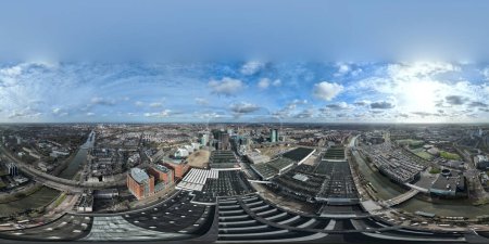 Foto de Utrecht, Países Bajos, 7 de febrero de 2024: 180 foto panorámica aérea de abajo Utrecht, centro de la ciudad de Utrecht, edificios de gran altura y horizonte. Estación central de Utrecht. - Imagen libre de derechos