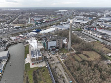 Téléchargez les photos : Vue aérienne des oiseaux sur l'installation de chauffage urbain Bioheat à côté de l'ancienne centrale électrique Lage Weide à Utrecht, Pays-Bas. - en image libre de droit