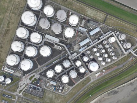 Vue aérienne du haut vers le bas du drone sur le stockage en vrac d'énergie et de produits chimiques dans les grands terminaux.