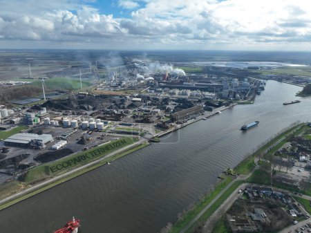 Ökopark Terneuzen und Tank temrinal Terneuzen ist ein großer Industriepark, der sich auf das Abwasser, flüssige Halbzeuge, Düngemittel konzentriert. Am Kanal von Gent nach Terneuzen.
