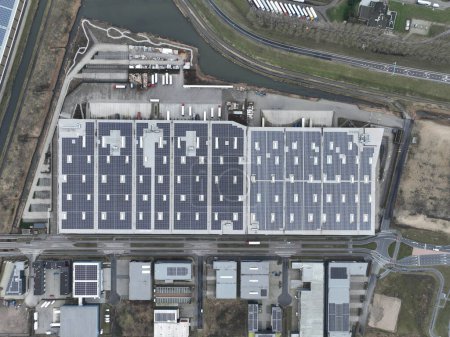 Centre de distribution rempli de panneaux solaires et d'une activité logistique durable