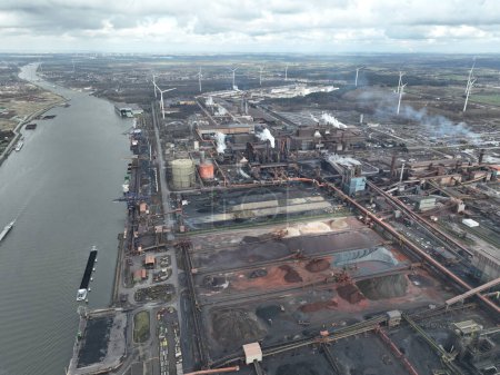 Stahlproduktion im Hochofen Gent in Belgien. Kräne im Verladehafen für Schiffe zum Be- und Entladen von Rohstoffen in der Stahlproduktion.