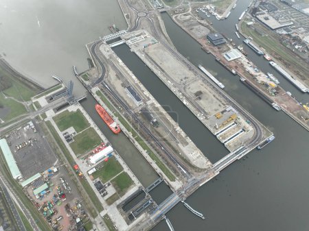 L "écluse de la mer du Nord ou complexe de l" écluse de Terneuzen dans la ville néerlandaise de Terneuzen permet d'accéder du canal maritime de l'Escaut occidental au canal Gand-Terneuzen et donc au port de Gand