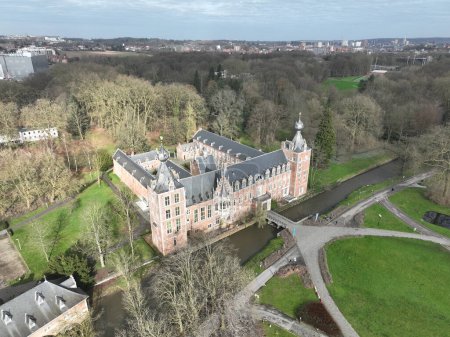 Castillo de la Universidad, Castillo de Arenberg en Heverlee en Lovaina, Bélgica. Vista aérea del dron. Clima soleado.