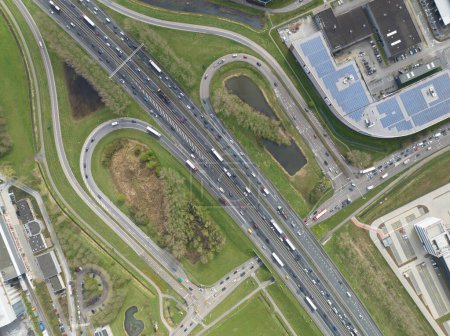 Luftaufnahme von oben auf einem Stau auf einer Autobahn in den Niederlanden. Autobahnausfahrten und Verkehr auf der Straße. Verkehr und Mobilität. Duiven, Niederlande.