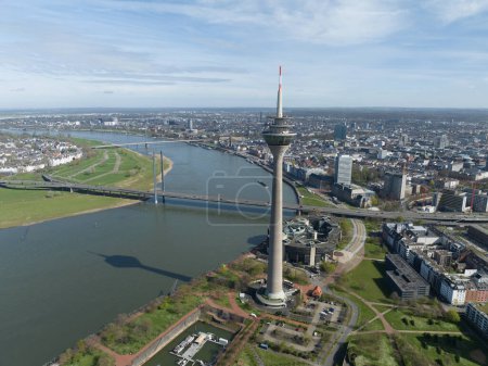 Die Skyline und die Stadt im Überblick über Düsseldorf, die Hauptstadt des Landes Nordrhein-Westfalen. Rheinturm, Fernsehturm, Rhein, Bürogebäude, Rheinkniebrücke. Vogelperspektive.