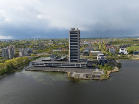 Das Gebäude der Provinzregierung von Nordbrabant. Drohnen aus der Luft. Regierungsgebäude, Den Bosch, Niederlande.