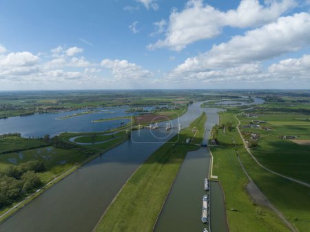 Vistas aéreas de drones de una central hidroeléctrica o hidráulica en Maurik, Países Bajos, haciendo hincapié en su generación de energía sostenible