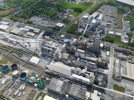 fábrica de producción de productos químicos y plásticos en Rheinberg, Alemania. Vista aérea.