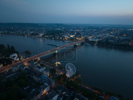 Die Kennedybrücke ist die mittlere der drei Rheinbrücken in Bonn und verbindet die Zentren Bonn und Beuel. Städtische Infrastruktur. Luftaufnahme