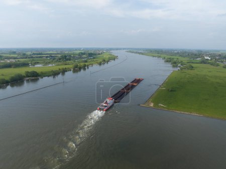 Schifffahrt auf dem Waal, Niederlande. Luftaufnahme.