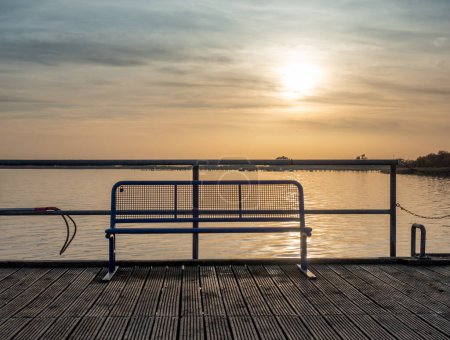 Foto de Banco vacío en el muelle del puerto de ferry y puente en la costa de la isla de Ruegen, Alemania. Popular puente marino de madera. - Imagen libre de derechos