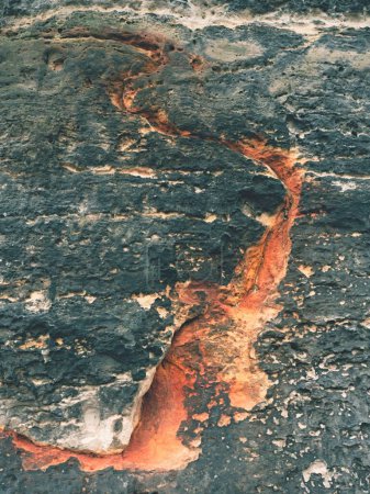 Foto de Natural specimen of ferriferous in sandstone wall in Tisa rocks.  The kind of iron sedimentary line formed in sand cemented by various iron oxides and hydroxides hematite, hydrohematite, limonite goethite - Imagen libre de derechos