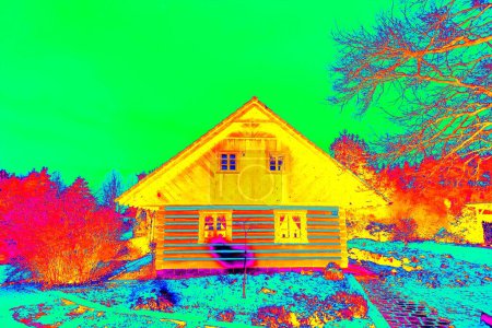 Téléchargez les photos : Maison familiale en bois en thermovision infrarouge. Échelle de chaleur du bâtiment, dispersion de chaleur. - en image libre de droit