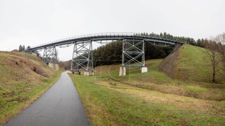 Téléchargez les photos : Pont ferroviaire en acier sur la vallée. Oberwiesenthal, Erzgebirgskreis à Sachsen, Allemagne - en image libre de droit