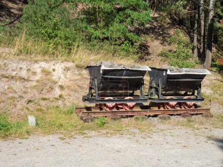 Téléchargez les photos : Mes chariots à la mine Babina. Parc géologique des lacs toxiques dans l'ancienne mine à ciel ouvert de Leknica. - en image libre de droit