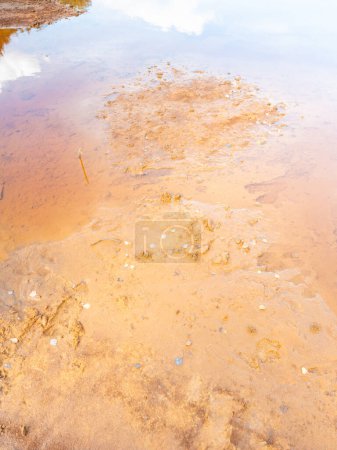 Téléchargez les photos : Des résidus ferriques dans l'eau ont inondé la mine Babina, en Pologne. Patrimoine écologique - en image libre de droit