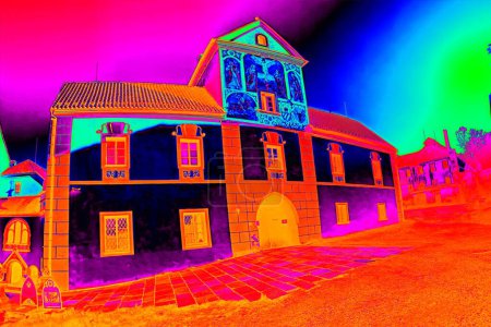 Téléchargez les photos : Maison ancienne et bâtiment historique sur la rue. Thermographie mesure scan. Carte des déchets thermiques - en image libre de droit