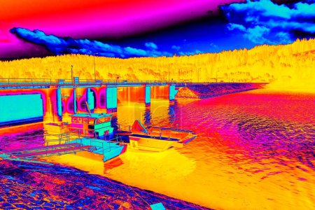 Téléchargez les photos : Pont de la rivière et du barrage. Thermographie mesure scan. Carte des déchets thermiques - en image libre de droit