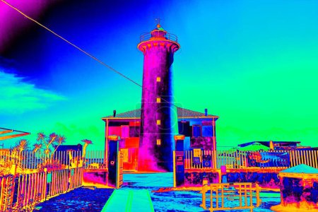 Téléchargez les photos : Tour de phare contre ciel bleu, mesure par thermographie. Carte des déchets thermiques - en image libre de droit