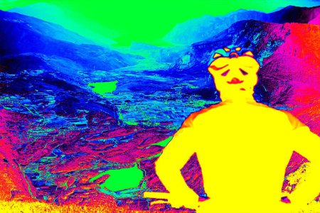 Téléchargez les photos : Un garçon au sommet de la montagne surveille la vallée. Thermographie mesure scan. Carte des déchets thermiques - en image libre de droit