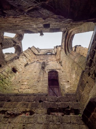 Foto de Las ruinas de Oybin en la niebla.. El templo y el burgo fundados como monasterio celestino en 1369 en las montañas de Zittau en la frontera de Alemania Sajonia con la República Checa - Imagen libre de derechos