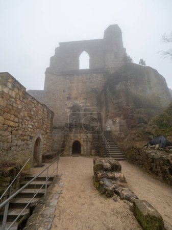 Foto de Las ruinas de Oybin en la niebla.. El templo y el burgo fundados como monasterio celestino en 1369 en las montañas de Zittau en la frontera de Alemania Sajonia con la República Checa - Imagen libre de derechos