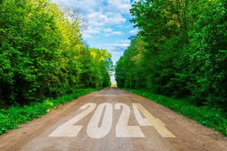 Téléchargez les photos : 2024 écrit sur de route de voyage vide et beau ciel bleu, et forêt. Concept pour vision 2024 concept de voyage. - en image libre de droit