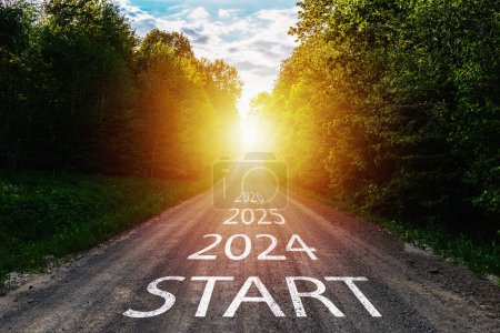 Año nuevo 2024 o concepto directo. Texto año 2023, 2024, 2025 escrito en el camino en medio de la carretera con al atardecer. Concepto de planificación, meta, desafío, resolución de año nuevo..