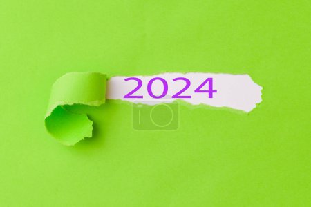 Téléchargez les photos : Année du message 2024 déchiré fond de texture de papier d'artisanat. Au revoir 2023 bonjour à 2024 heureux nouveau concept de l'année à venir. - en image libre de droit