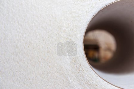 Toilettenpapier weiß mit Mustern Makro Nahaufnahme Hintergrund.