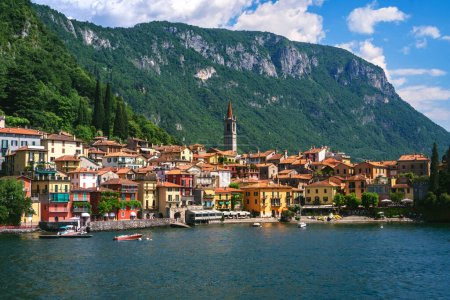 Hermoso panorama de Varenna, una de las ciudades más famosas y pintorescas de Lombardía, Italia, que cuenta con una costa sin igual y vistas alpinas, villas italianas con vistas al agua, y jardines botánicos a lo largo de la orilla.