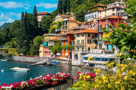 Foto de Vistas panorámicas de coloridas villas con vistas al agua del Lago de Como en Varenna, una de las ciudades más famosas y pintorescas de Lombardía, Italia, que cuenta con una costa sin igual y vistas alpinas. - Imagen libre de derechos