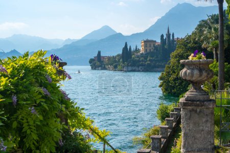 Amplia vista panorámica de la lujosa Villa Monastero con magníficos jardines frente al lago y espectaculares vistas al lago de Como en Varenna, Provincia de Lecco, Italia.