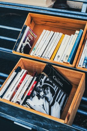 Foto de Libro de Coco Chanel en la caja con muchos otros libros en los estantes del parque disponibles para leer en Lugano, Suiza. - Imagen libre de derechos