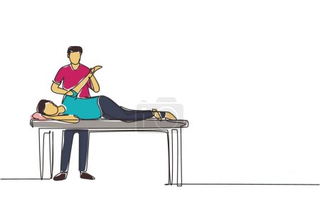 Une seule ligne dessin homme patient allongé sur table de massage thérapeute faire un traitement de guérison massage main blessée manuel concept de réadaptation physiothérapie. Vecteur de dessin de ligne continue