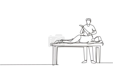 Una sola línea dibujar hombre paciente acostado en terapeuta de mesa de masaje haciendo tratamiento curativo masaje mano lesionada manual fisioterapia concepto de rehabilitación. Línea continua dibujo vector de diseño
