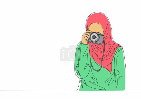 Téléchargez les illustrations : Un dessin en ligne continue de jeunes jolies muslimah avec un foulard tenir la caméra à portée de main. Magnifique modèle de femme asiatique en hijab mode concept ligne unique dessin illustration vectorielle - en licence libre de droit