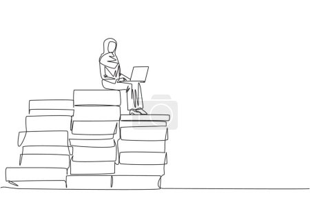 Ilustración de Una sola línea dibujar mujer de negocios árabe sentado en pilas gigantes de documento de papel mientras se trabaja con el ordenador portátil. Cree un plan de trabajo con muchos datos. Concepto de exceso de trabajo. Diseño de línea continua - Imagen libre de derechos