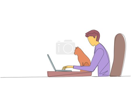 Ilustración de Dibujo continuo de una línea del joven hombre enérgico sentado mientras escribe en el ordenador portátil. Abrazar a un gato mientras haces la tarea. Hombre feliz acariciando gato. Ilustración vectorial de diseño de línea única - Imagen libre de derechos