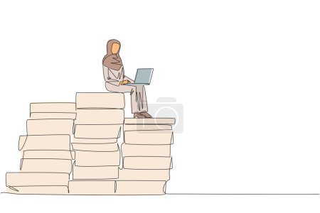 Ilustración de Una sola línea dibujar mujer de negocios árabe sentado en pilas gigantes de documento de papel mientras se trabaja con el ordenador portátil. Cree un plan de trabajo con muchos datos. Concepto de exceso de trabajo. Diseño de línea continua - Imagen libre de derechos