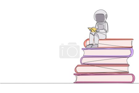 Téléchargez les illustrations : Une seule ligne dessinant astronaute assis sur une pile de livres de lecture livre. Grand intérêt pour la lecture. Ouvrir l'horizon de la pensée. Concept de festival du livre spatial. Illustration graphique en ligne continue - en licence libre de droit
