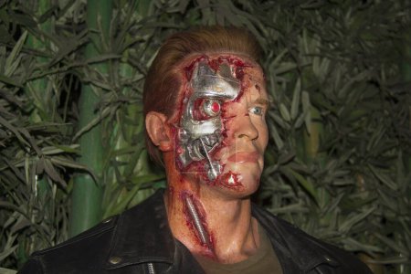 Foto de Inglaterra, Londres. Alrededor de las 20.01. 2024 Madame Tussaud 's en Londres. Estatua encerada de Terminator, Arnold Schwarzenegger. Creado por Madam Tussaud 's en 1884, Madam Tussaud' s es un museo de cera y atracción turística.. - Imagen libre de derechos