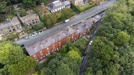 Foto de Aerial photo of a typical housing estate in Birkby close to the town centre in Huddersfield, in the Kirklees borough of West Yorkshire showing a typical British row of terrace houses - Imagen libre de derechos