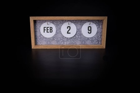 Foto de Un bloque de calendario de madera que muestra la fecha 29 de febrero sobre un fondo negro oscuro, excepto la fecha o la fecha del concepto de evento - Imagen libre de derechos