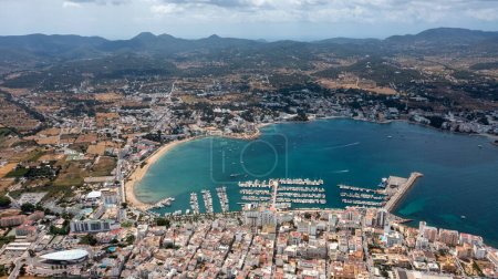 Luftaufnahme eines Strandes in der Stadt Sant Antoni de Portmany auf der Insel Ibiza auf den Balearen Spanien, der den Bootshafen und den Strand Playa de San Antonio zeigt