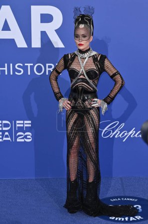 Téléchargez les photos : ANTIBES, FRANCE. 25 mai 2023 : Daphne Guinness arrive à l'événement amfAR Gala Cannes à l'Hôtel du Cap - en image libre de droit